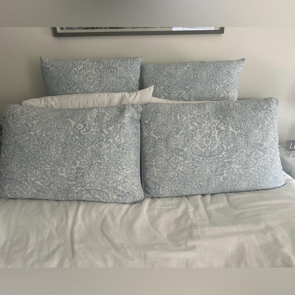 Tommy Bahama Home Full Size Pillows / Covers